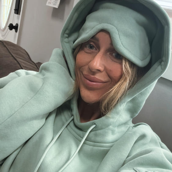Influencer with COMFY™ product
